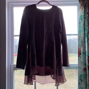 Long sleeve long back shirt with rose detailing